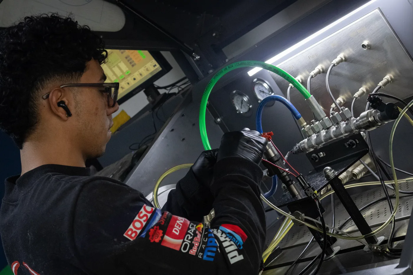 Técnico especializado calibrando un banco de pruebas de inyección diesel Bosch/Denso