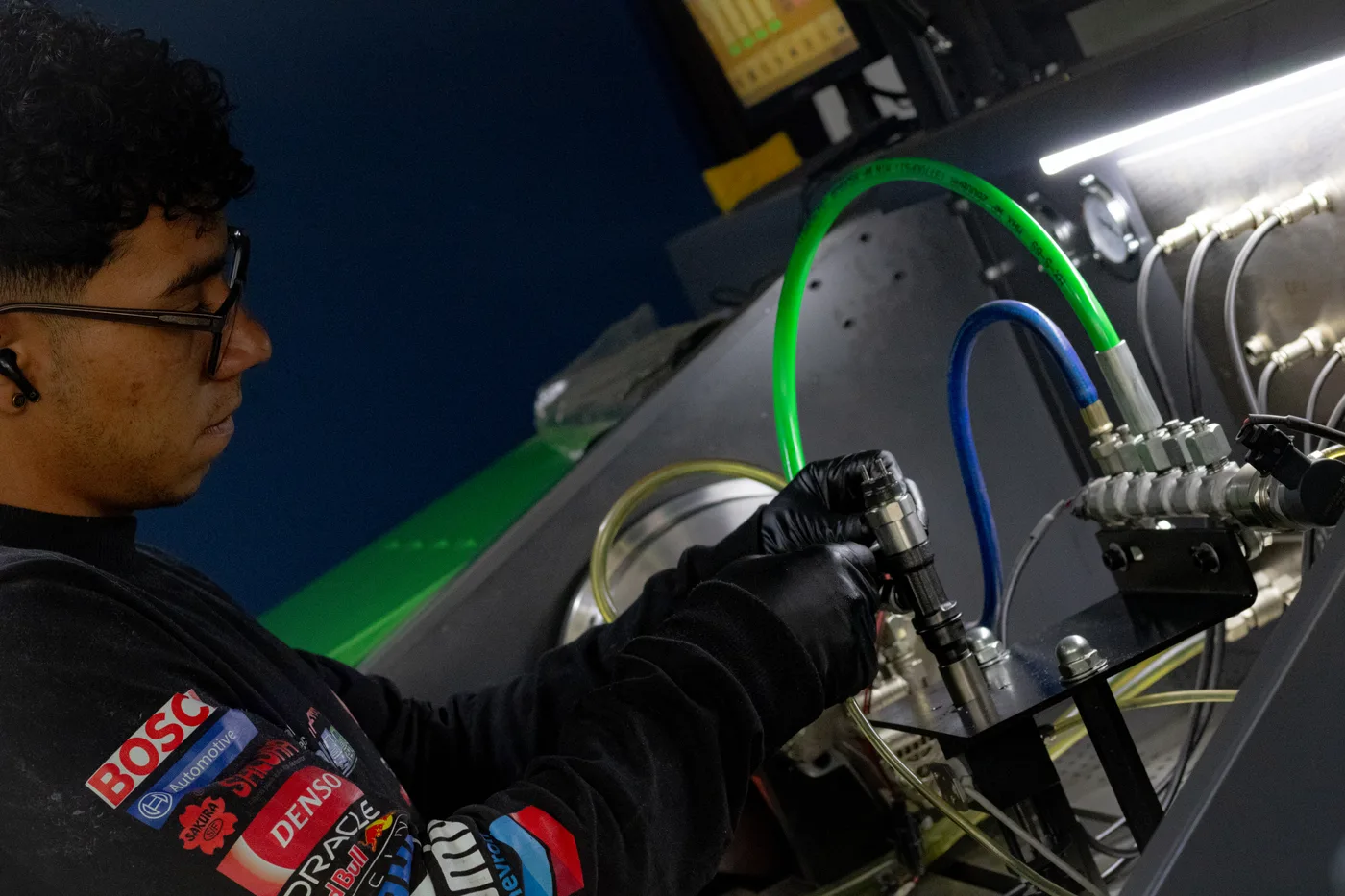 Técnico especializado de Laboratorio Diesel reparando un inyector en el taller